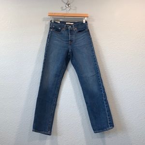 Levi’s wedgie straight size 24 in excellent condition like new